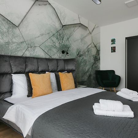בראשוב The Forest - Luxe Central Apt With Free Secured Parking מראה חיצוני תמונה