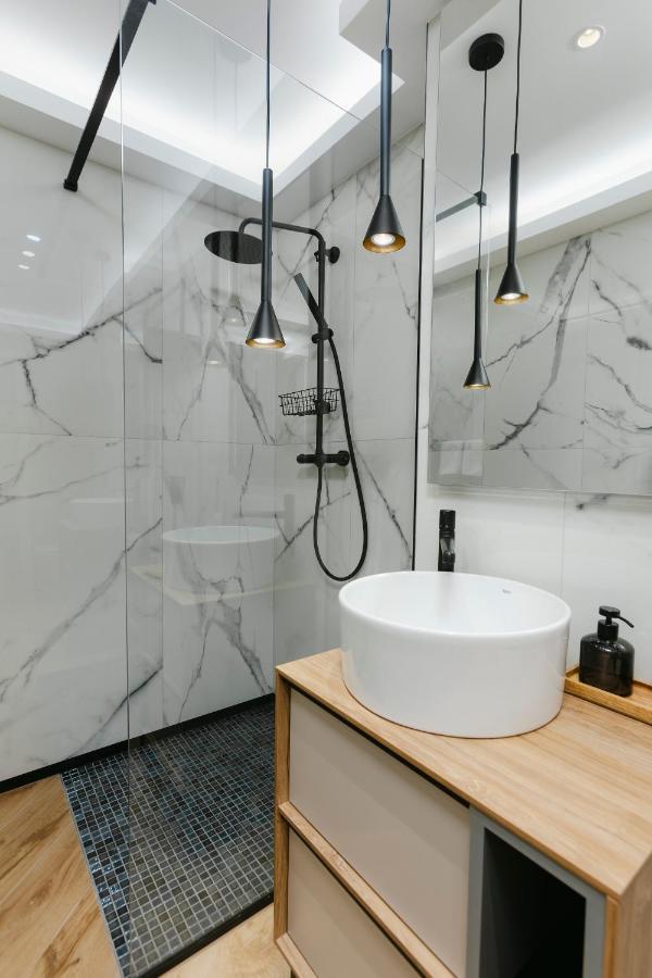 בראשוב The Forest - Luxe Central Apt With Free Secured Parking מראה חיצוני תמונה