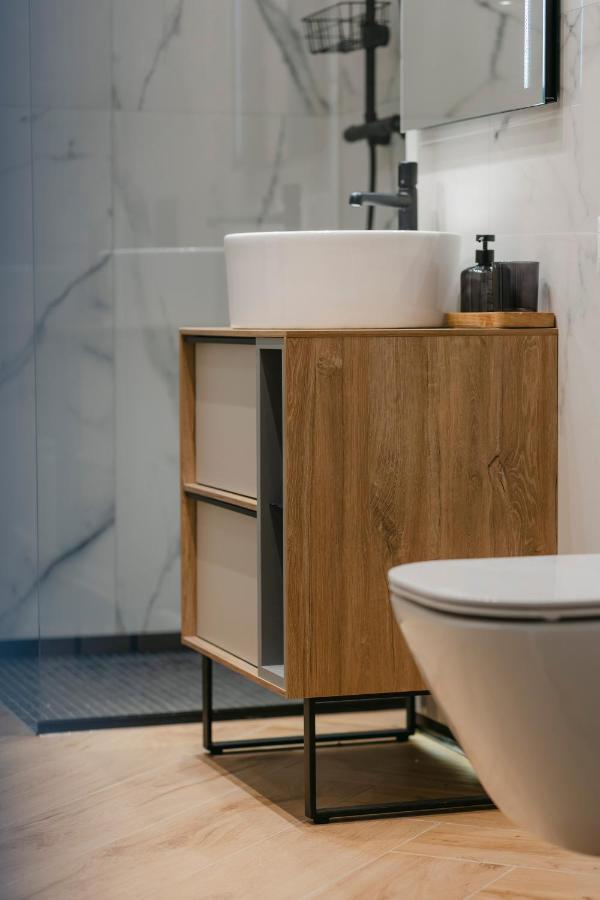 בראשוב The Forest - Luxe Central Apt With Free Secured Parking מראה חיצוני תמונה